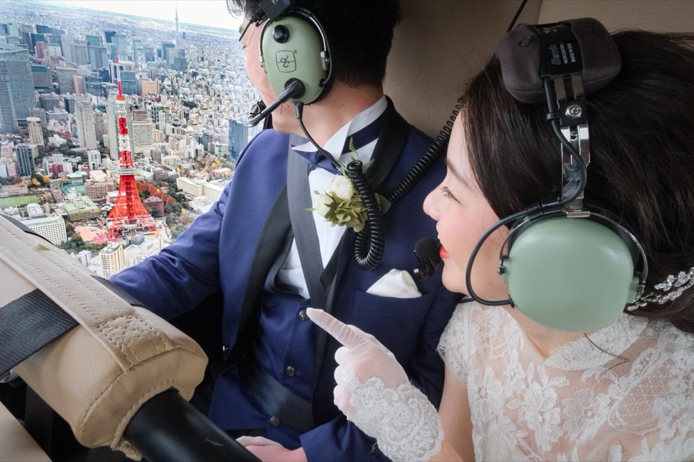 東京タワーを眺めるシーン ソラマリ SORAMARI フォトウエディングに「挙式」と「ヘリコプター周遊」をくっつけた新しいウエディング。コロナで大きな結婚式はできないけど大きな思い出は作りたいというおふたりに答えた新しいウエディングサービスです。